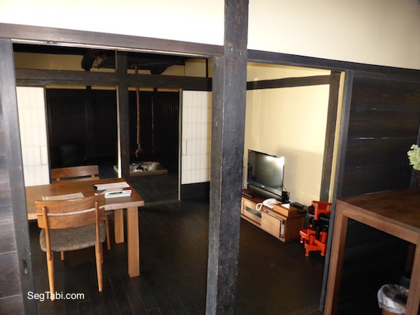 ダイニングテーブルとテレビ