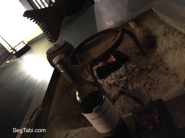 囲炉裏でワインを飲みながら